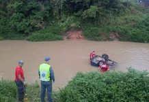 Blumenauenses sofrem acidente, carro cai no rio e pais morrem, em Pouso Redondo