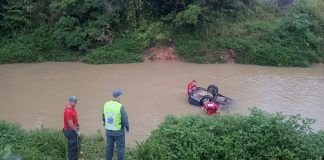 Blumenauenses sofrem acidente, carro cai no rio e pais morrem, em Pouso Redondo