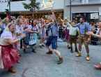 GALERIA - Com alegria contagiante, primeiro desfile da Oktoberfest Blumenau reúne 18 mil pessoas