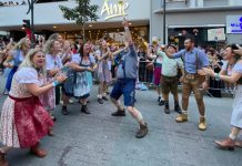 GALERIA - Com alegria contagiante, primeiro desfile da Oktoberfest Blumenau reúne 18 mil pessoas