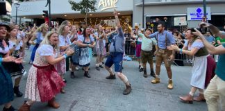 GALERIA - Com alegria contagiante, primeiro desfile da Oktoberfest Blumenau reúne 18 mil pessoas