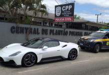 Motorista dirige carro superesportivo