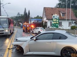 Motorista vai parar no hospital após colisão entre dois carros em Blumenau