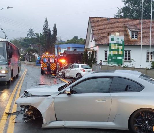 Motorista vai parar no hospital após colisão entre dois carros em Blumenau