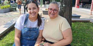 Tradição da família: mãe e filha votam juntas na escola Santos Dumont, em Blumenau