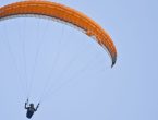 Piloto de parapente precisa ser resgatado por bombeiros em Timbó