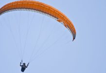 Piloto de parapente precisa ser resgatado por bombeiros em Timbó