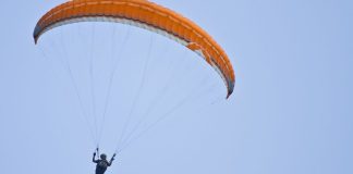 Piloto de parapente precisa ser resgatado por bombeiros em Timbó