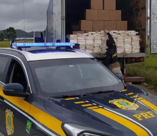 VÍDEO - Abordagem de caminhão termina com 1 tonelada de cocaína apreendida na BR-101, em Itajaí