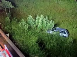 Carro sai da pista e mulher fica ferida na BR-470, em Pouso Redondo