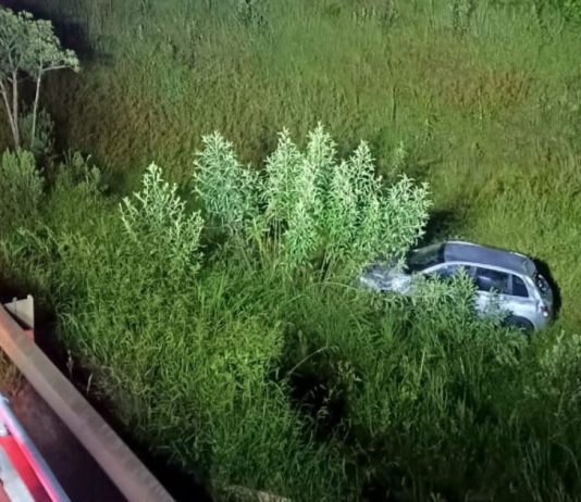 Carro sai da pista e mulher fica ferida na BR-470, em Pouso Redondo