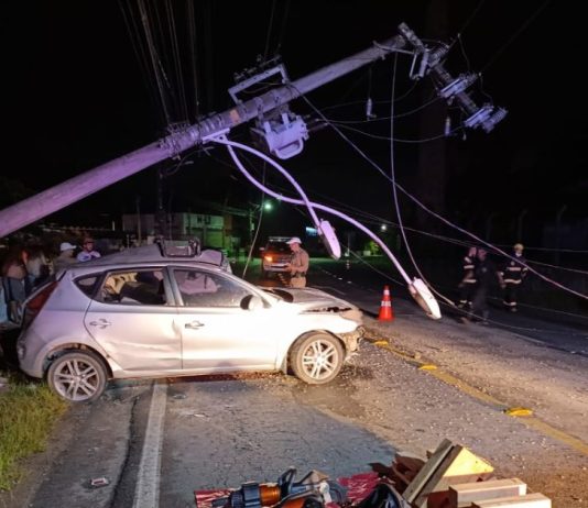 Colisão em poste deixa motorista morta em rodovia e parte de Ilhota sem luz