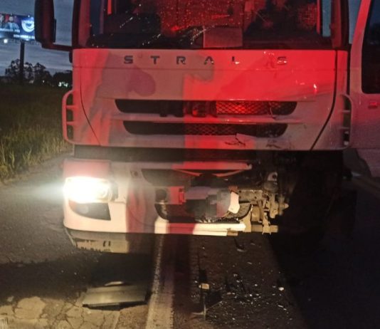 Colisão frontal faz motociclista parar embaixo de caminhão e morrer na BR-470