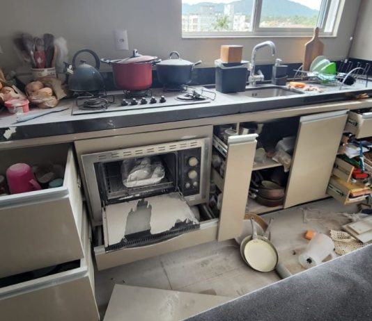 Duas pessoas sofrem queimaduras após gás explodir em cozinha de apartamento em Timbó