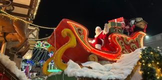 GALERIA - Terceiro desfile de Natal em Blumenau arrasta multidão para as ruas e encanta espectadores