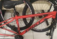 Homem é preso com armas falsas e bicicleta furtada em Blumenau