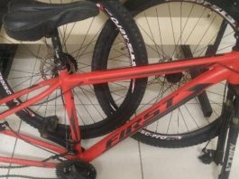 Homem é preso com armas falsas e bicicleta furtada em Blumenau