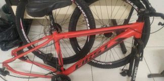 Homem é preso com armas falsas e bicicleta furtada em Blumenau