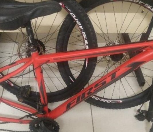 Homem é preso com armas falsas e bicicleta furtada em Blumenau