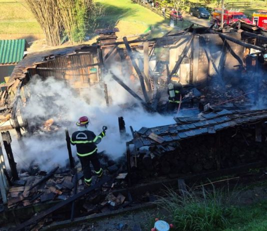 incêndio atinge e destrói rancho