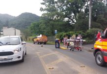 Motociclista fica ferido após acidente entre carro e moto em Blumenau