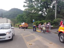 Motociclista fica ferido após acidente entre carro e moto em Blumenau