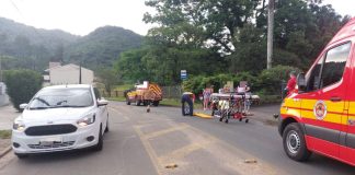 Motociclista fica ferido após acidente entre carro e moto em Blumenau