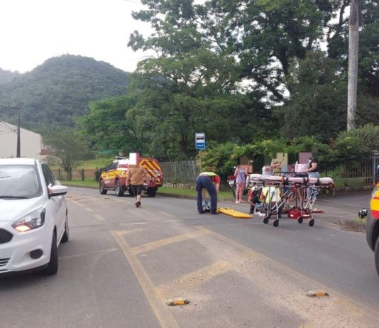 Motociclista fica ferido após acidente entre carro e moto em Blumenau