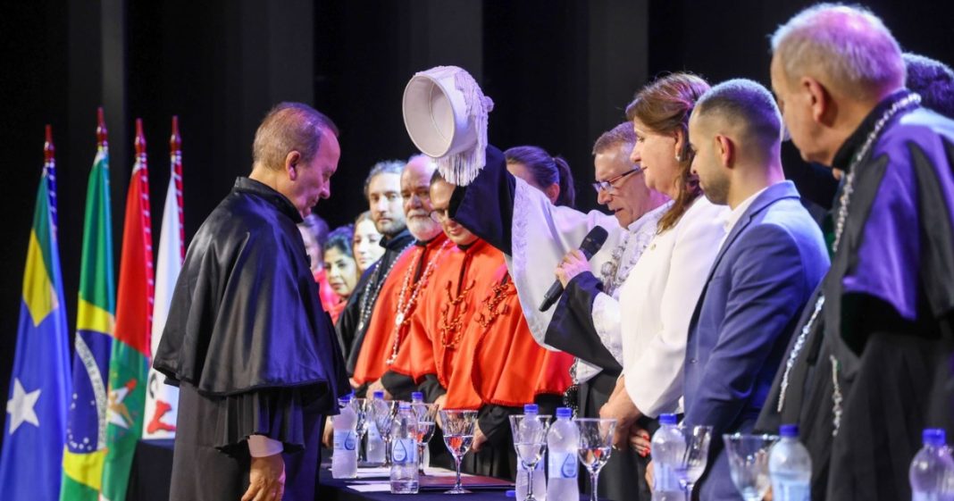 Saiba o que é título Doutor Honoris Causa, concedido ao governador Jorginho Mello