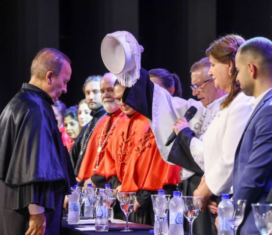 Saiba o que é título Doutor Honoris Causa, concedido ao governador Jorginho Mello