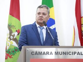 “Aprendi que quando se cai, cai de pé”, diz Almir Vieira em eleição para presidência da Câmara de Blumenau