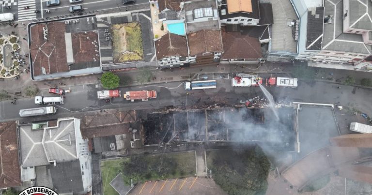 Corpo de Bombeiros atualiza informações sobre incêndio na rua XV de Novembro, em Blumenau