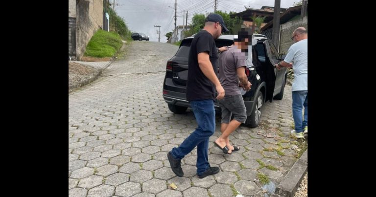 Foragido que atraiu e matou homem por ser homossexual é preso em Blumenau