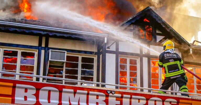 GALERIA - Veja o rastro de destruição que incêndio deixou na rua XV de Novembro, em Blumenau