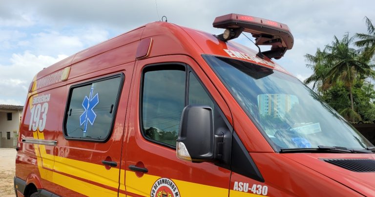 Homem é atingido pelo próprio carro na garagem e precisa ser levado ao hospital em Gaspar