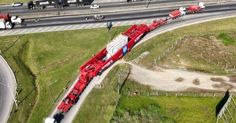 Transporte de carga com 450 toneladas causa lentidão no trânsito da BR-470, em Blumenau