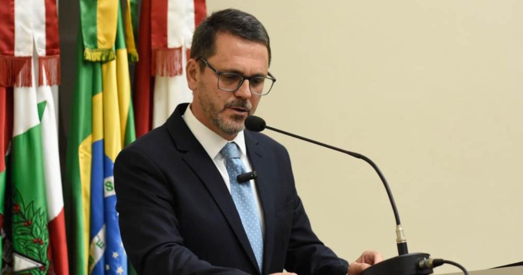 Silvio César da Silva e Jonas Lima são empossados como prefeito e vice de Indaial