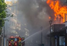 “Só deu tempo de retirar os pertences pessoais, era muita fumaça”, diz dono de loja próxima ao incêndio na rua XV de Novembro