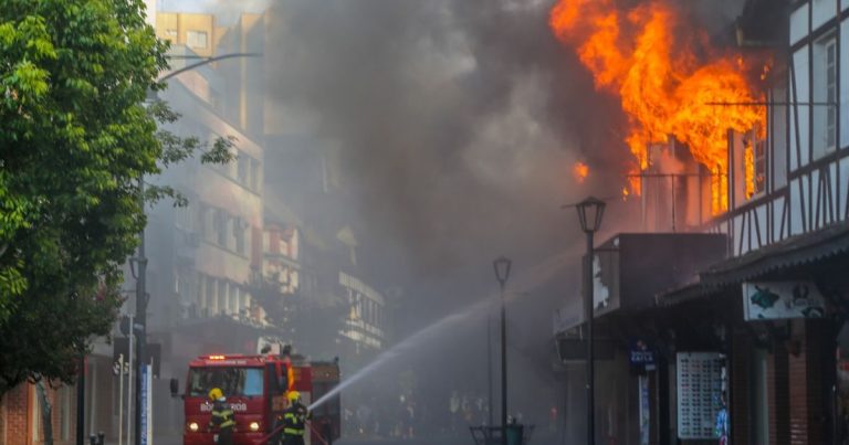 “Só deu tempo de retirar os pertences pessoais, era muita fumaça”, diz dono de loja próxima ao incêndio na rua XV de Novembro