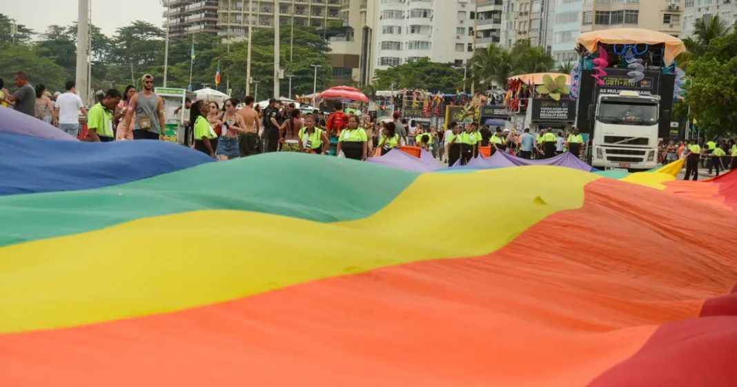 Vereador quer proibir uso de símbolos cristãos em Paradas do Orgulho LGBTQIAPN+ em Blumenau