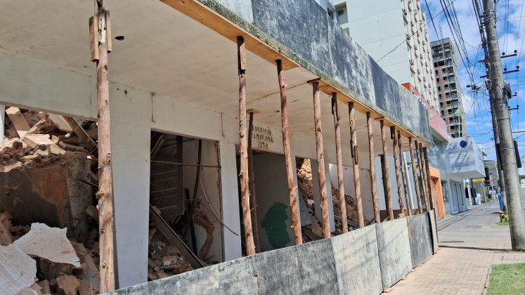 GALERIA - Prédio da rua Sete de Setembro passa por processo de demolição em Blumenau