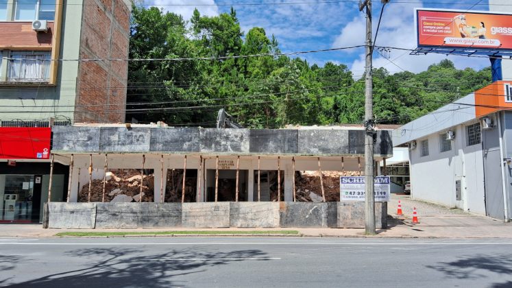 GALERIA - Prédio da rua Sete de Setembro passa por processo de demolição em Blumenau