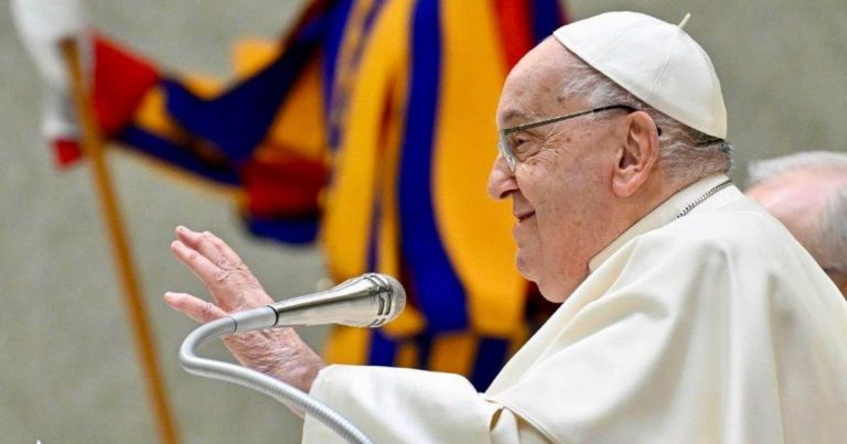 Papa Francisco apresenta insuficiência renal leve, diz Vaticano